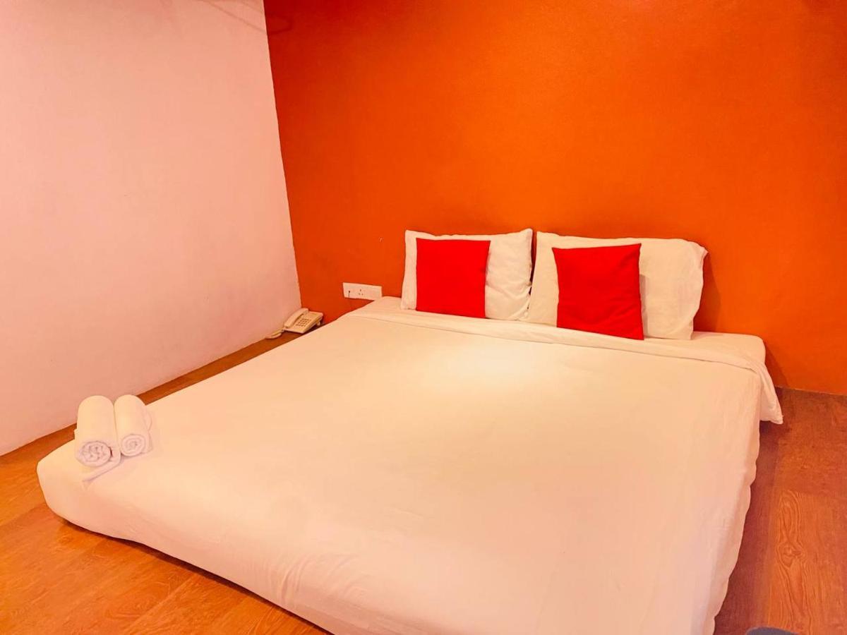 Orange Hotel Сегамат Екстериор снимка