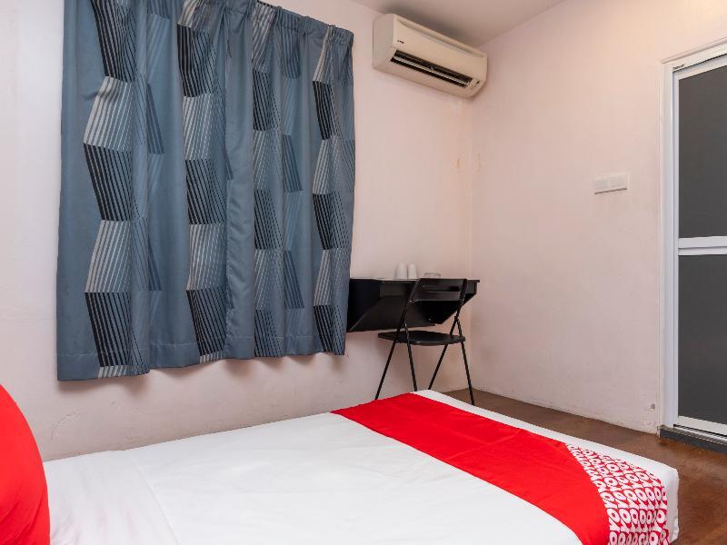 Orange Hotel Сегамат Екстериор снимка